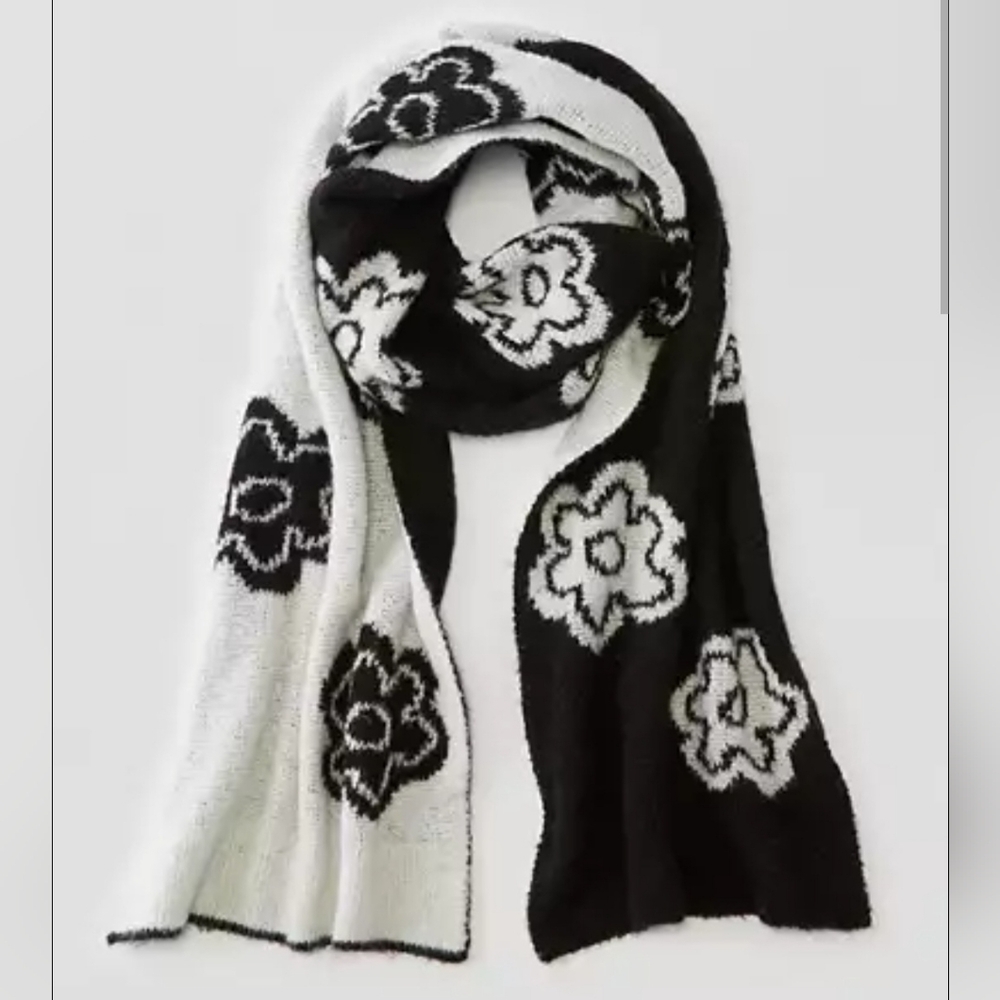 American Eagle‎ Oversized Black And White Flower Scarf Nwt